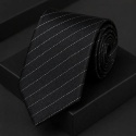 Czarny krawat w paski – elegancki model